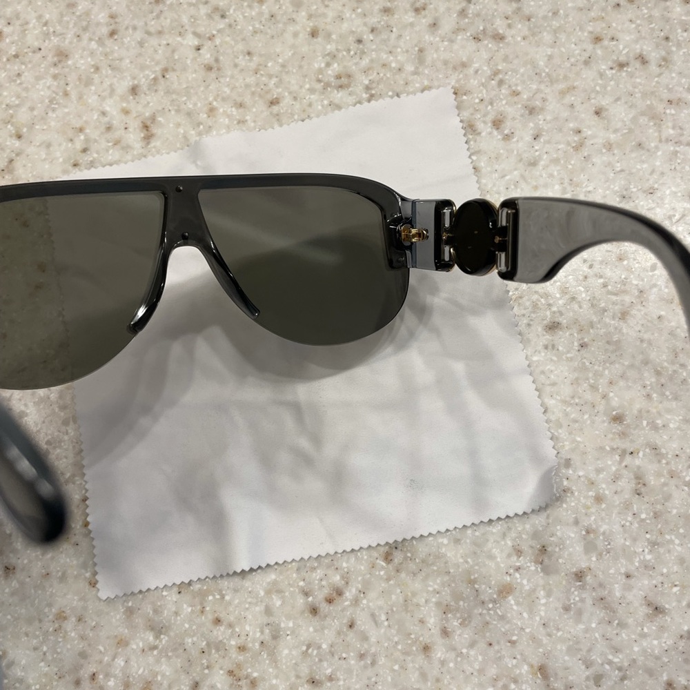 Never Worn Versace Sunglasses - image 5